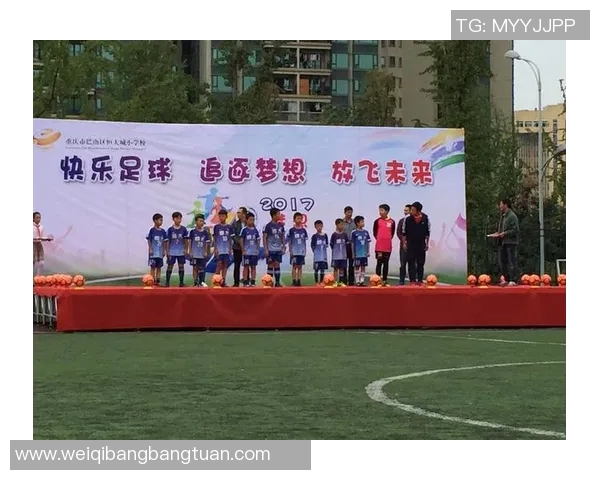 足球明星卡通造型女生的魅力与风采展现青春活力与梦想追逐